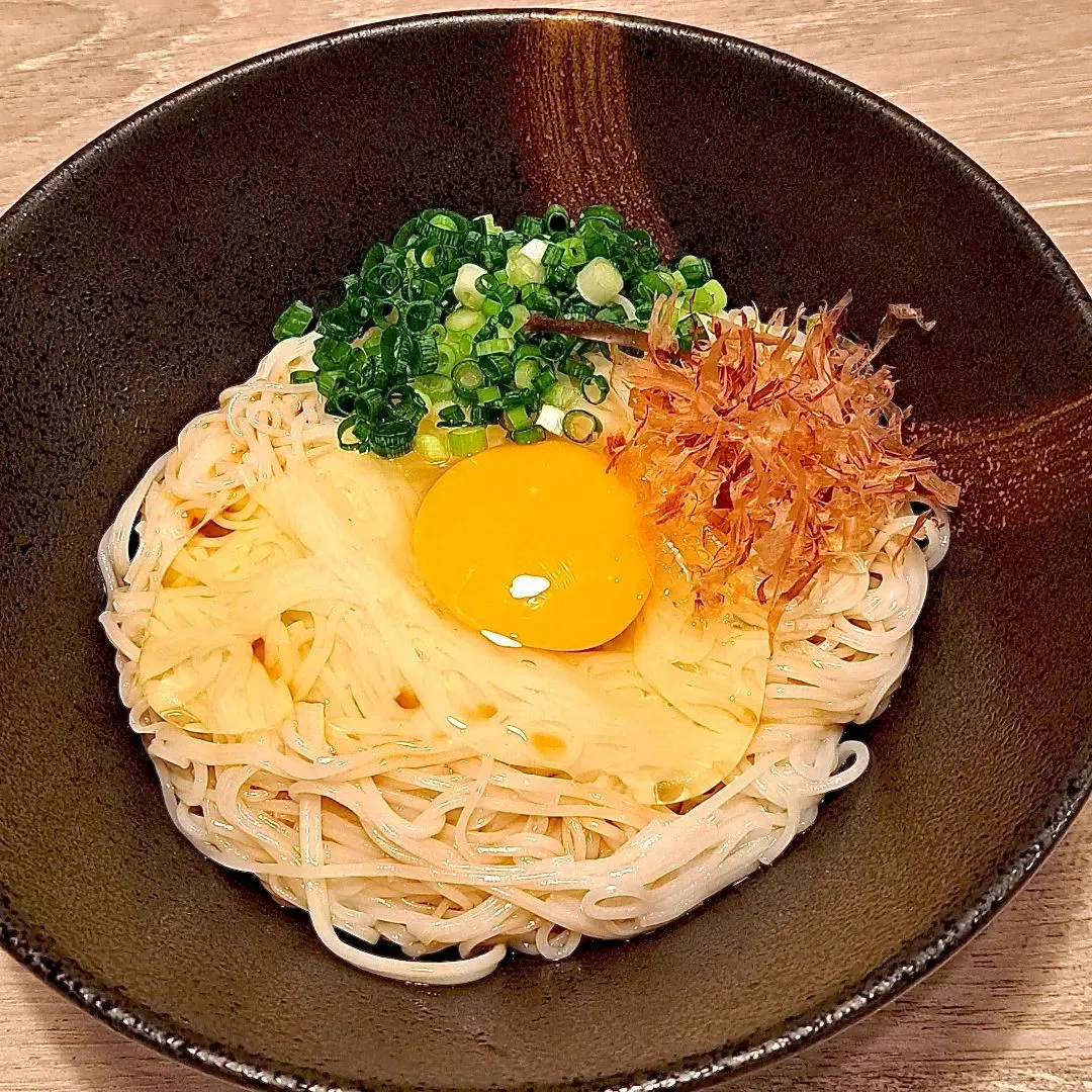 骨付き鶏の旨味が絶品!冷たいそうめんで夏を楽しもう😎